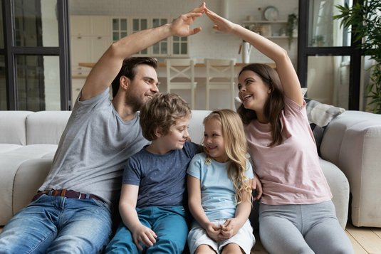 Familie auf Couch