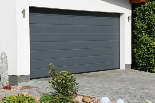 Garage-kaufen-6 Moderne Garage mit automatischem Tor.