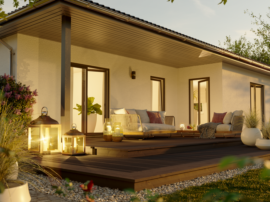 Terrassendetail des Winkelbungalow 108 – Lichtakzente am Abend Nahaufnahme der Holzterrasse des Winkelbungalow 108 bei Dämmerung mit stilvoller Möblierung und sanfter Gartenbeleuchtung.