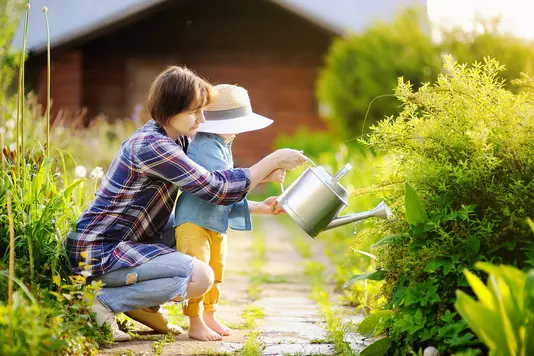 garten-eigener-gartenmoebel-einrichten-wohnen-25 Mutter und Kind gießen Pflanze